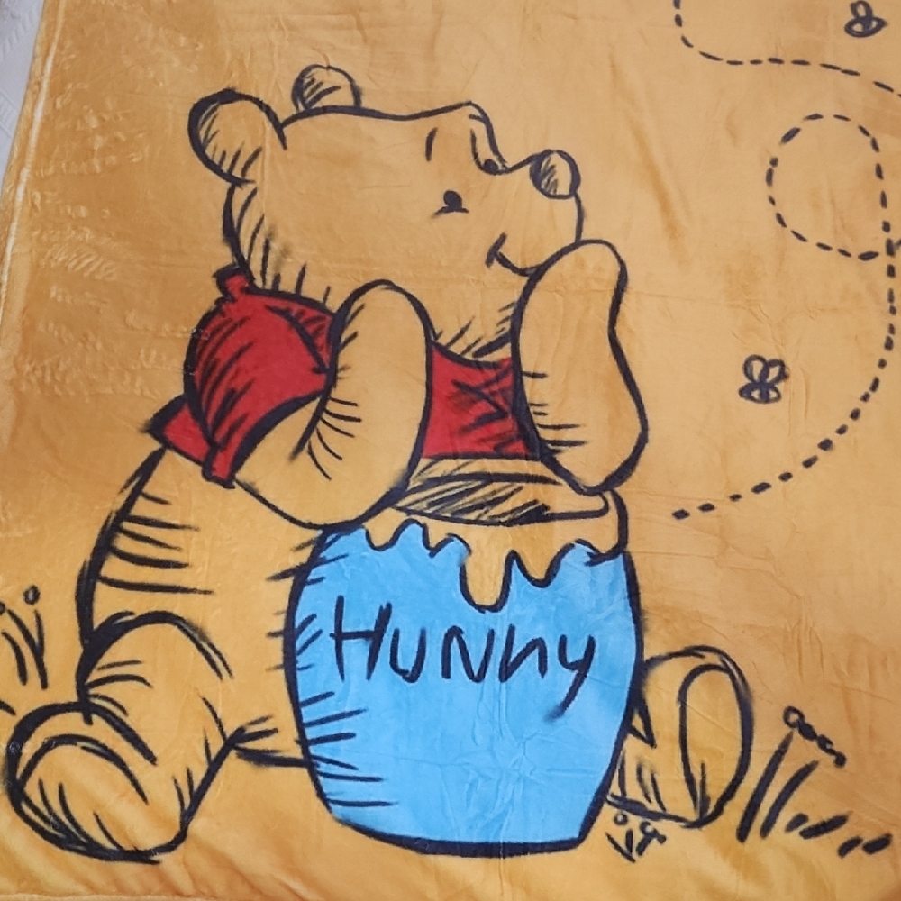 Winnie the Pooh Blanket with Hunny Pot Design